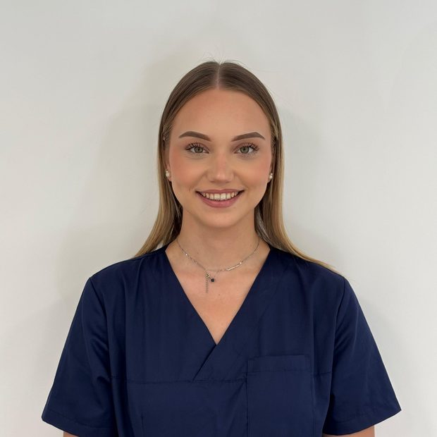 Portrait de Ajla, cabinet dentaire Smile Act