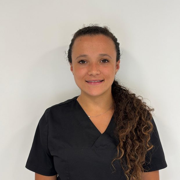 Portrait de Dr Inès Haouchet, cabinet dentaire Smile Act